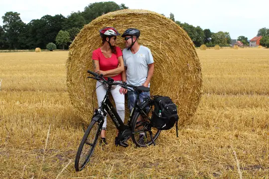 Radfahrer am Strohballen