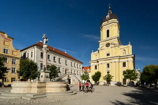 Karlsplatz mit Hofkirche in Neuburg an der Donau