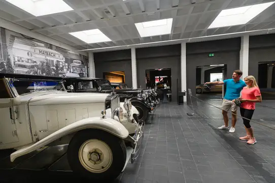 Radfahrer im Museum für historische Maybach-Fahrzeuge Neumarkt