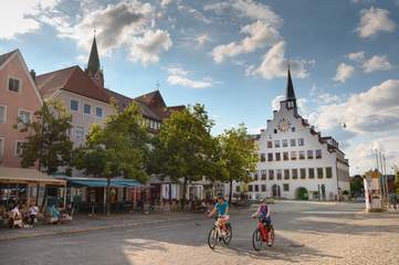 Radfahrer auf dem Rathausplatz Neumarkt