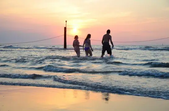 Baden beim Sonnenuntergang auf Norderney