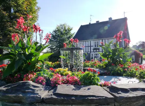 Brunnen am Ortsausgang mit Fachwerk