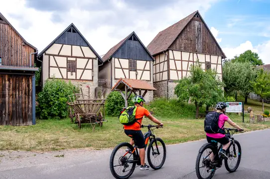 Radler vor den Grünkerndarren