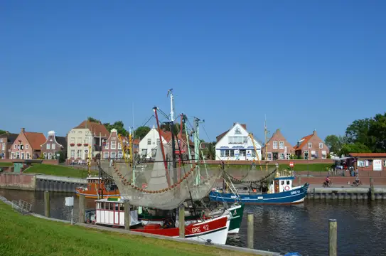 Fischkutter im historischen Hafen Greetsiel-Ostfriesland