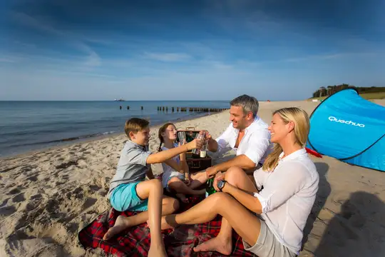 Picknick Eltern mit 2 Kindern