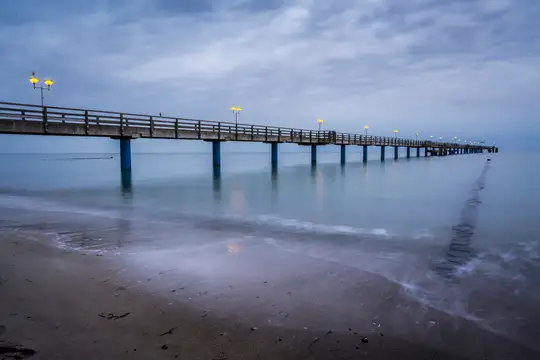 Seebrücke bei Nacht
