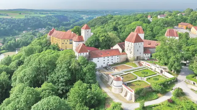 Die Neuburg mit Landkreisgalerie