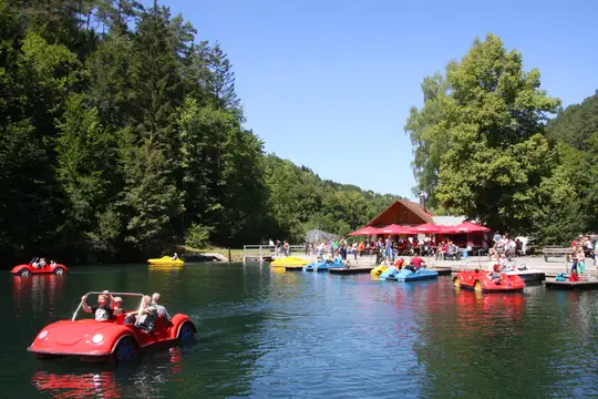 Bootsbetrieb auf dem Schöngrundsee bei Pottenstein