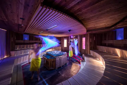 11 Indoor- & Outdoor Pools