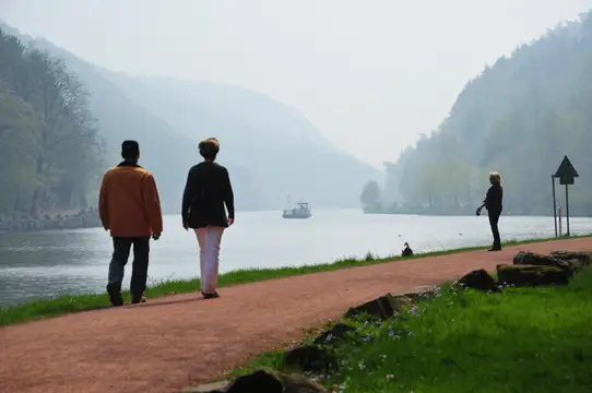 Spaziergänger an der Saar