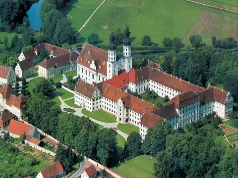Barockschloss Mochental mit Kunstgalerie