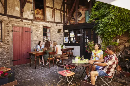 In den Straußwirtschaften kann der Wein direkt beim Winzer verkostet werden.