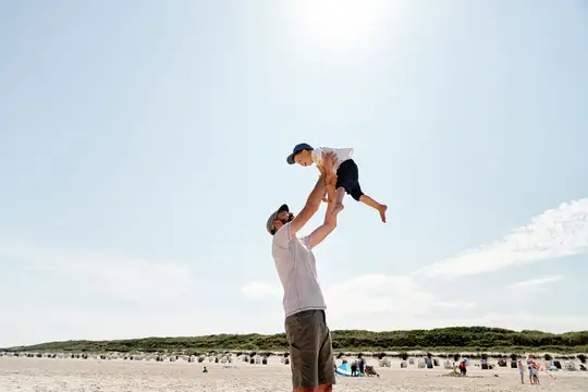 Vater und Kind am Strand