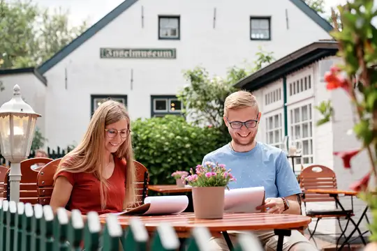 Paar auf Restaurantterrasse