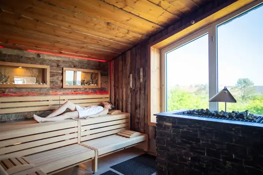 Frau in der Panoramasauna Spiekeroog