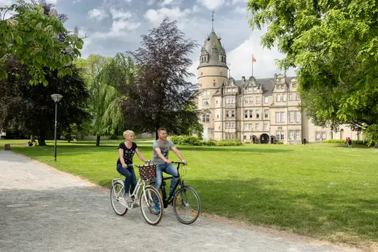 Radfahrer vor dem Residenzschloss Detmold