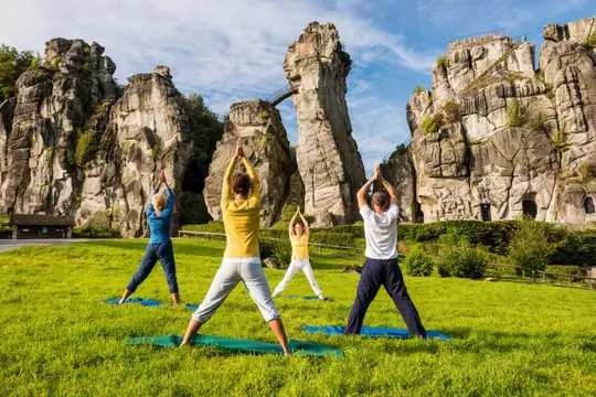 Yoga vor der Externsteinen-Quelle