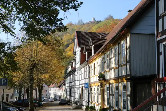 Schulstraße in der Altstadt Bad Lauterbergs, im Hintergrund der Hausberg