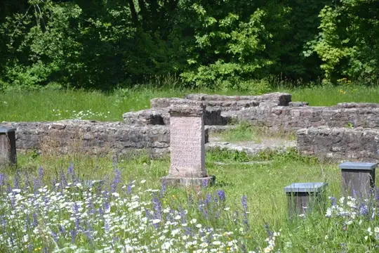 Römerbad mit Weihestein