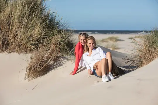 Mutter und Tochter am Strand