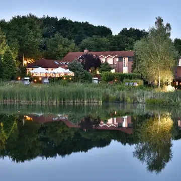 Hotelansicht vom kleinen See aus