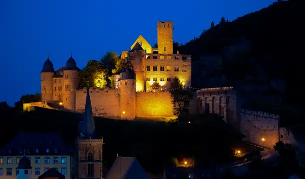 Burg bei Nacht