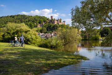 Radler am Fluss