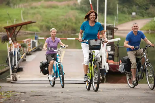 Weser-Radweg - Radfahrer an der Gierseilfähre 