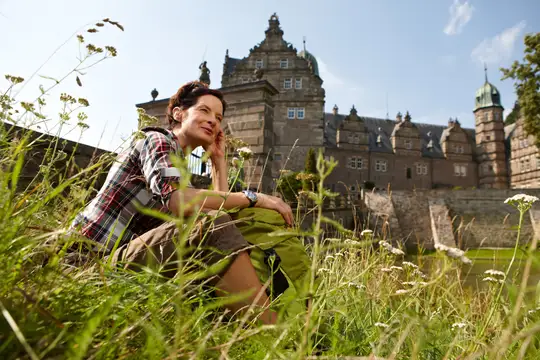 Weserbergland-Weg - Wanderin an Schloss Hämelschenburg