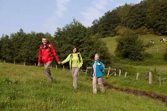Weserbergland-Weg - Wandergruppe im Hellental