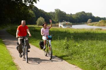 Weser-Radweg - Radfahrer auf dem Weser-Radweg