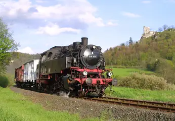 Museumsbahn Fränkische Schweiz mit Ruine Neideck im Hintergrund