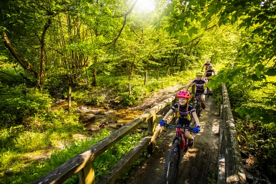 Kinder unterwegs im Kids MTB Netz